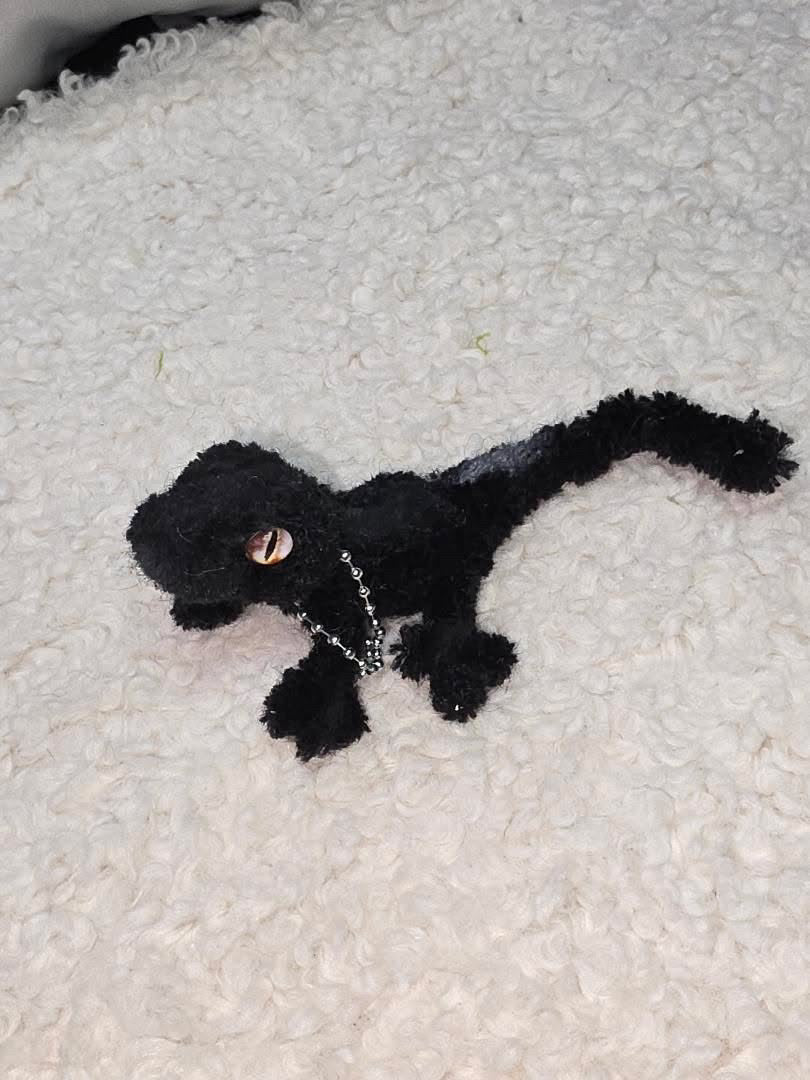 Crested Gecko (Black) - Handmade by Lucky Fosil Friends