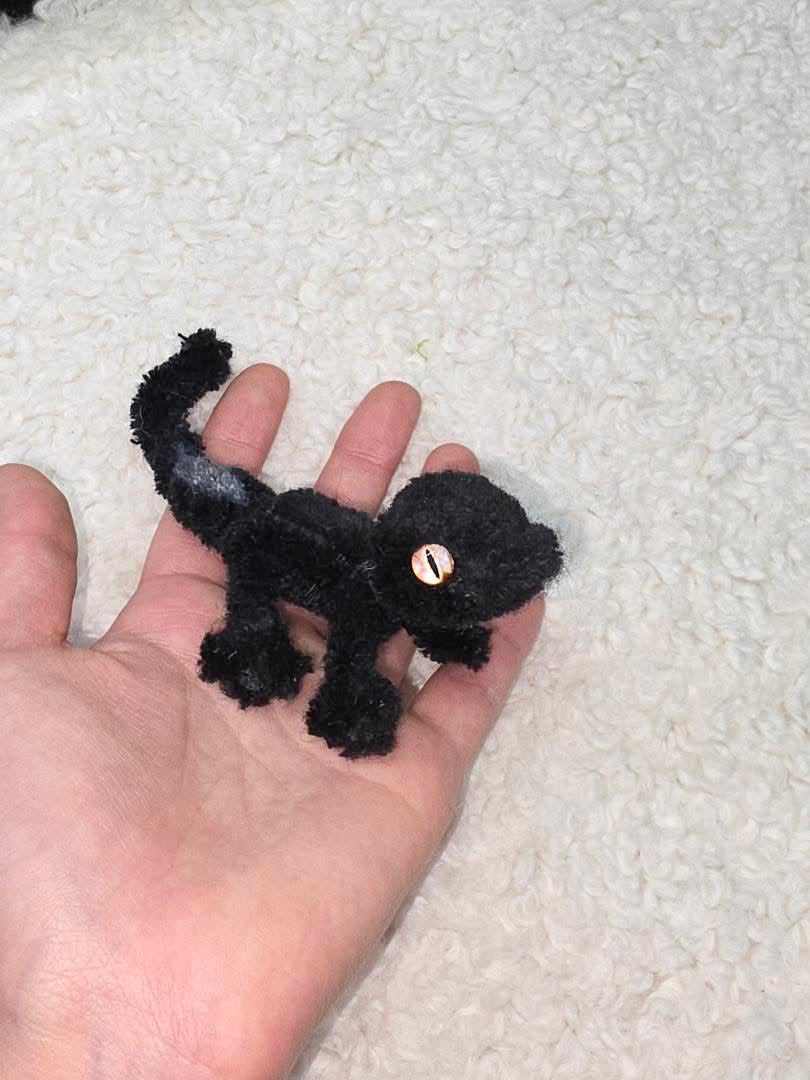 Crested Gecko (Black) - Handmade by Lucky Fosil Friends
