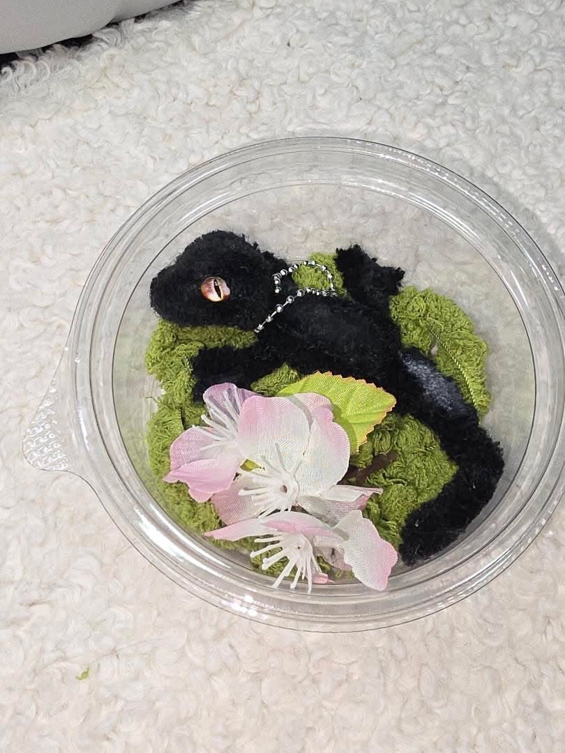 Crested Gecko (Black) - Handmade by Lucky Fosil Friends